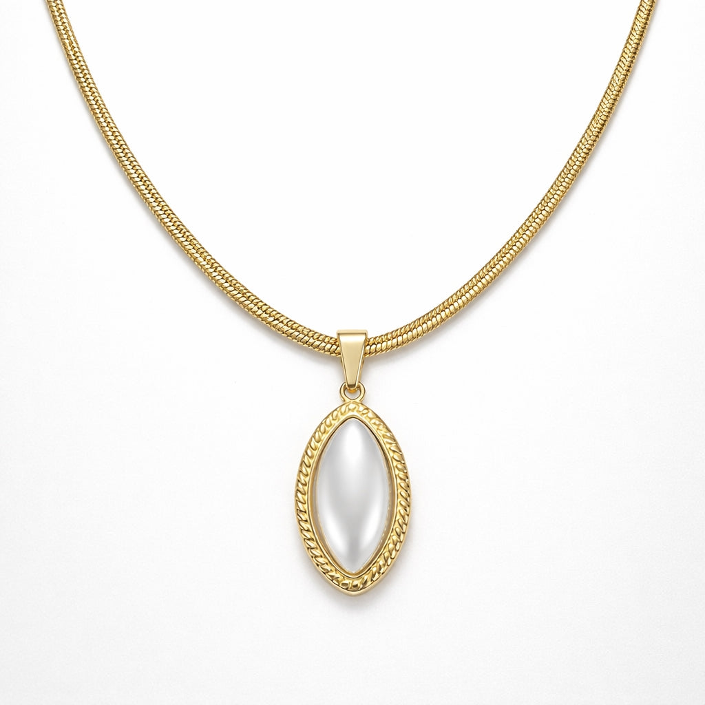 Collier Ovale Nacrée Dorée