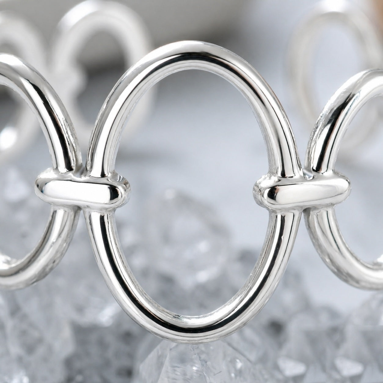 Bague Ajustable Argentée – Cercles Entrelacés